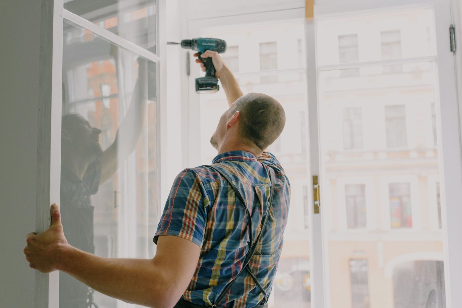 Handyman reparando una puerta dentro de una casa