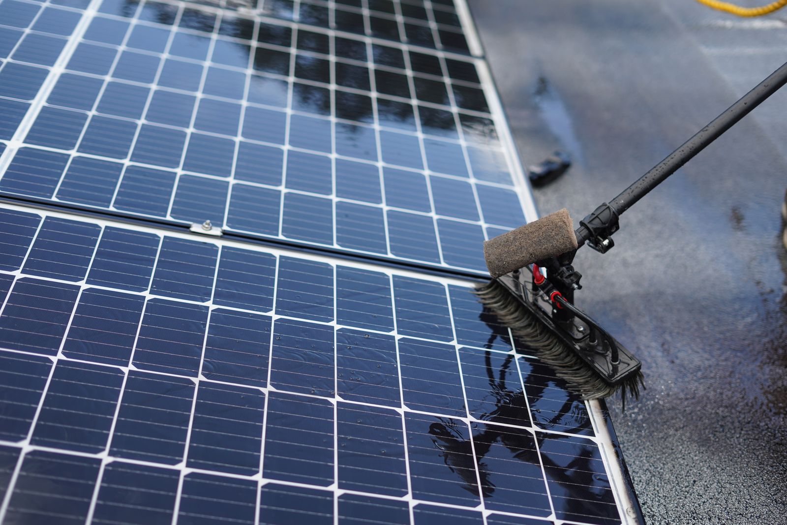 Limpieza de paneles solares residenciales con un cepillo suave